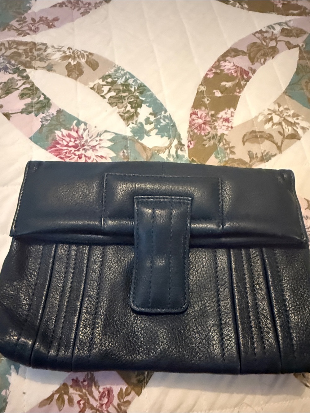 láctico Leather Fold-Over Clutch Bag in Dark teal Blue